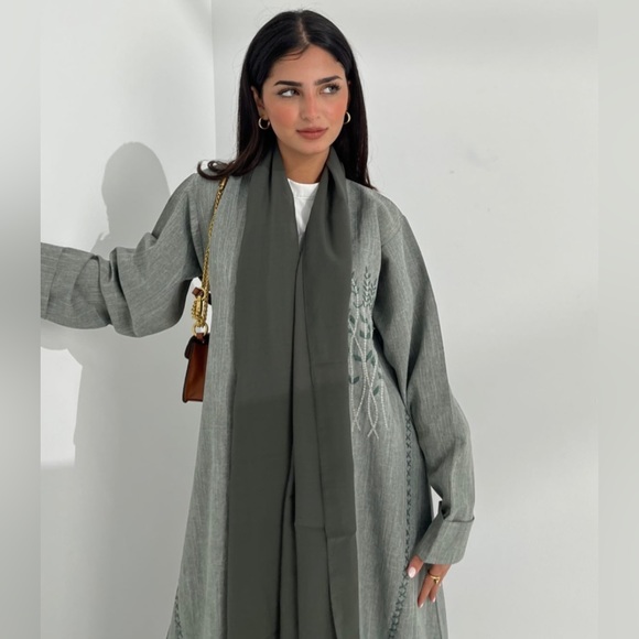 Sage green linen abaya from Dubai - Picture 2 of 6